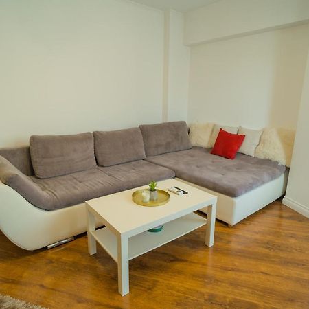 Cozy & Spacious 2Br Apartment With Netflix Bukarest Kültér fotó