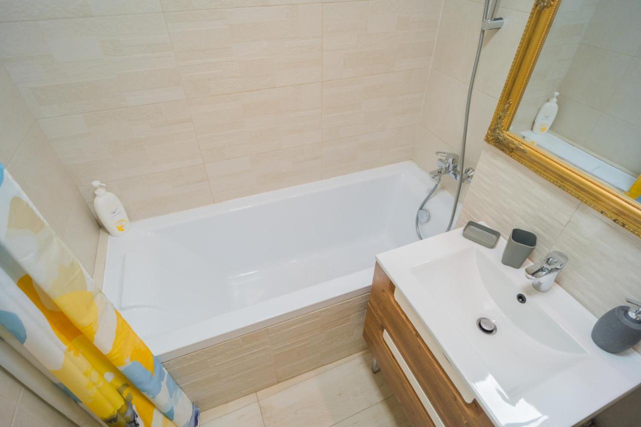 Cozy & Spacious 2Br Apartment With Netflix Bukarest Kültér fotó