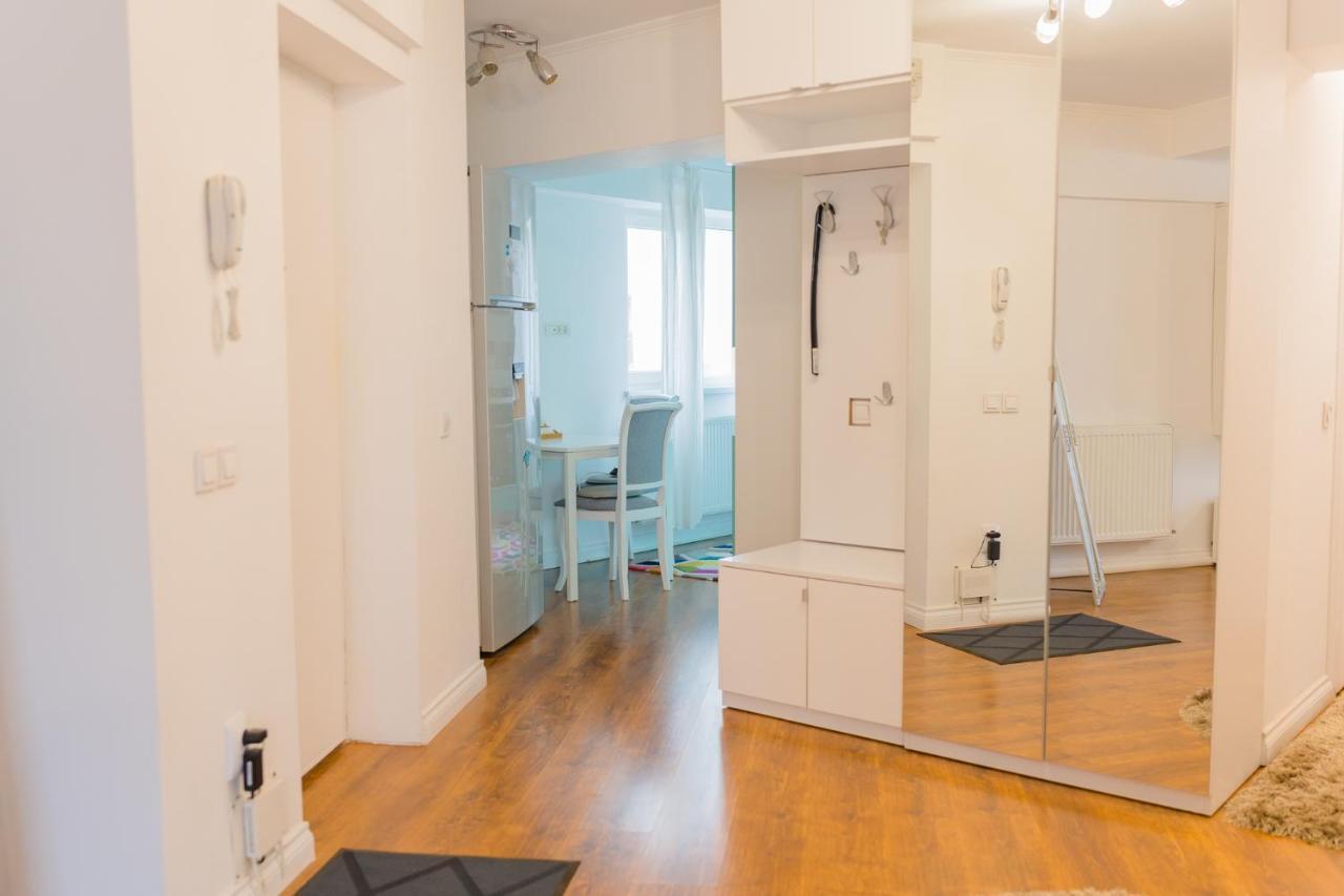 Cozy & Spacious 2Br Apartment With Netflix Bukarest Kültér fotó