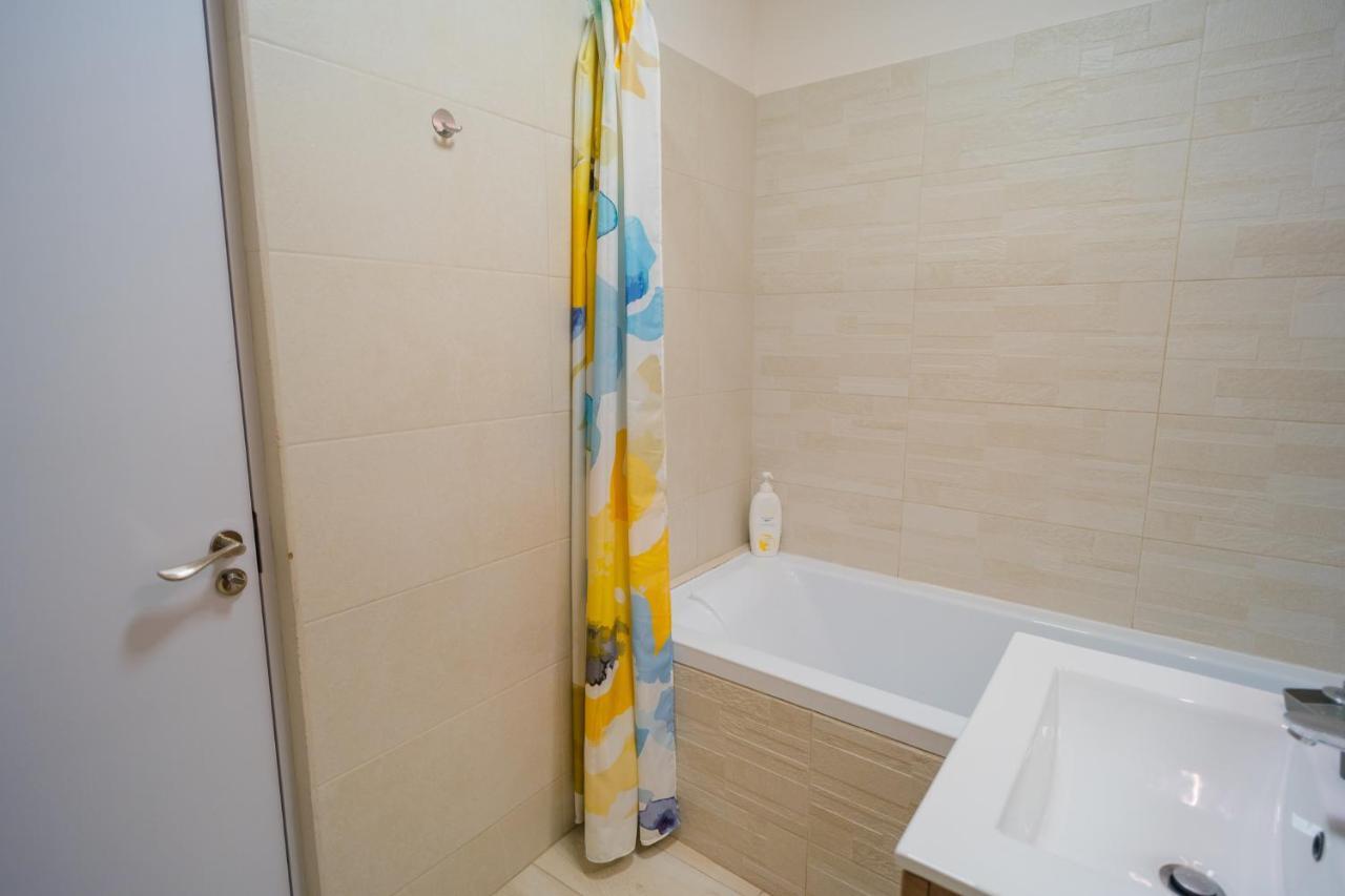 Cozy & Spacious 2Br Apartment With Netflix Bukarest Kültér fotó