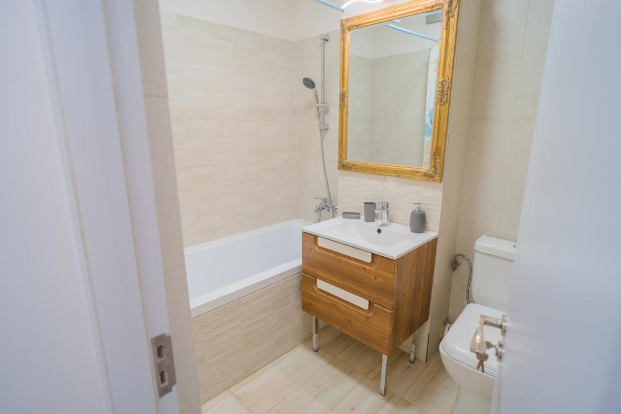 Cozy & Spacious 2Br Apartment With Netflix Bukarest Kültér fotó
