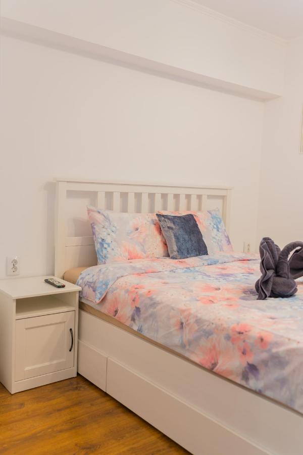 Cozy & Spacious 2Br Apartment With Netflix Bukarest Kültér fotó
