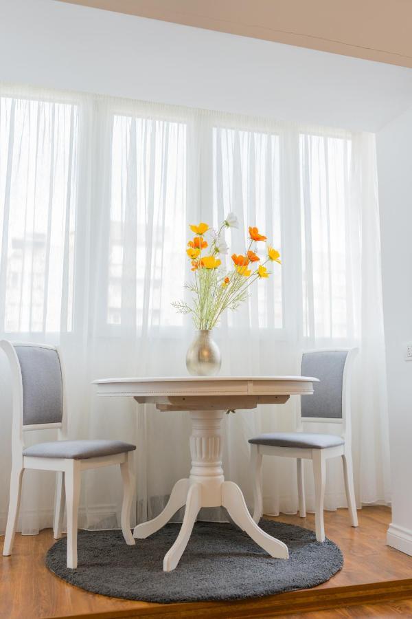 Cozy & Spacious 2Br Apartment With Netflix Bukarest Kültér fotó
