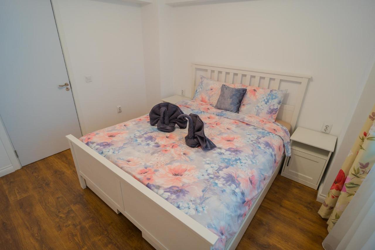 Cozy & Spacious 2Br Apartment With Netflix Bukarest Kültér fotó