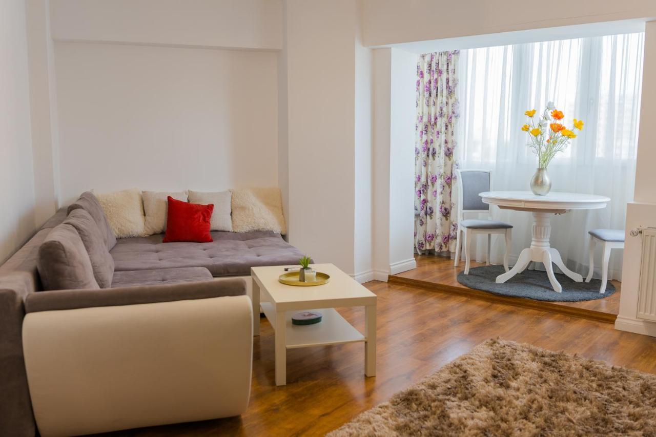 Cozy & Spacious 2Br Apartment With Netflix Bukarest Kültér fotó