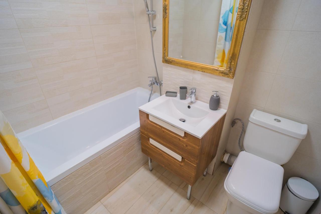 Cozy & Spacious 2Br Apartment With Netflix Bukarest Kültér fotó