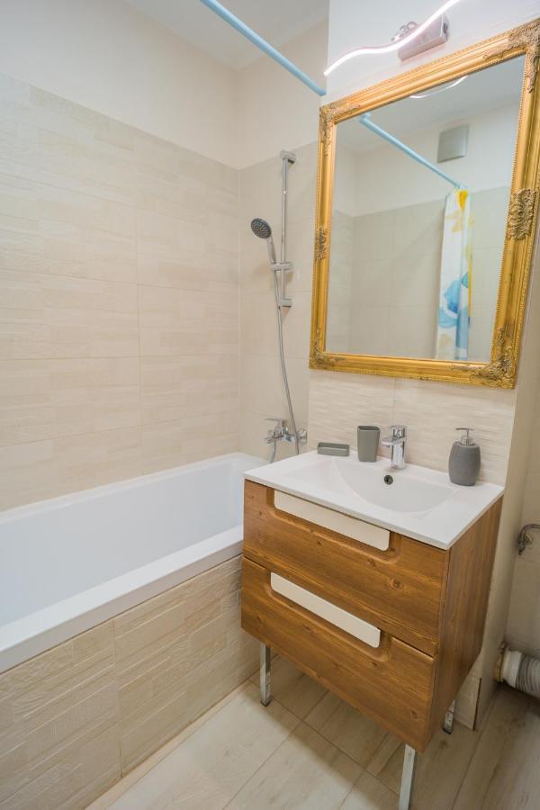 Cozy & Spacious 2Br Apartment With Netflix Bukarest Kültér fotó