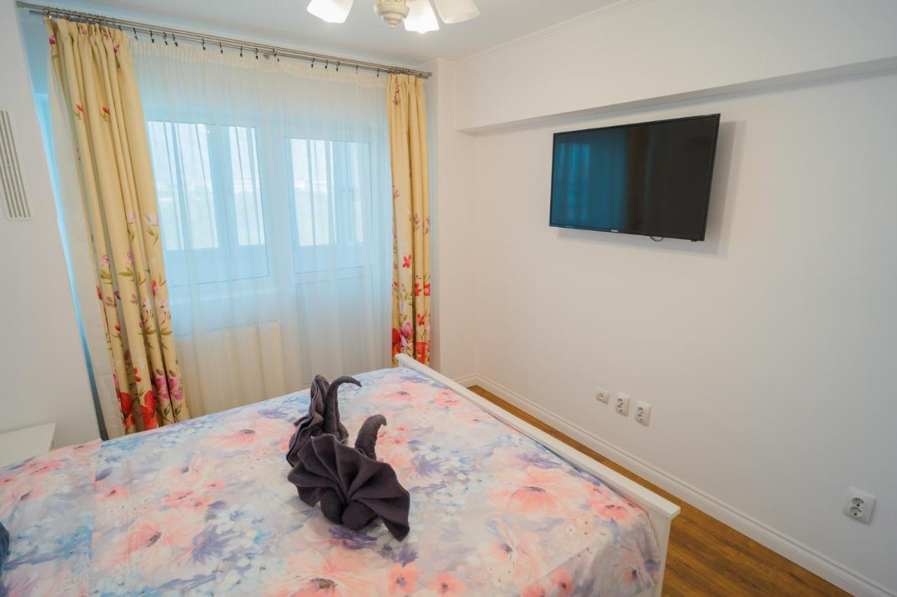 Cozy & Spacious 2Br Apartment With Netflix Bukarest Kültér fotó