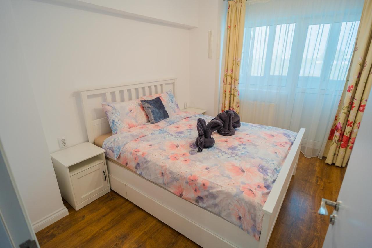 Cozy & Spacious 2Br Apartment With Netflix Bukarest Kültér fotó