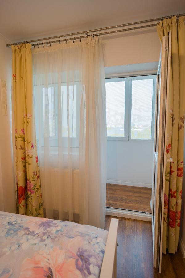 Cozy & Spacious 2Br Apartment With Netflix Bukarest Kültér fotó
