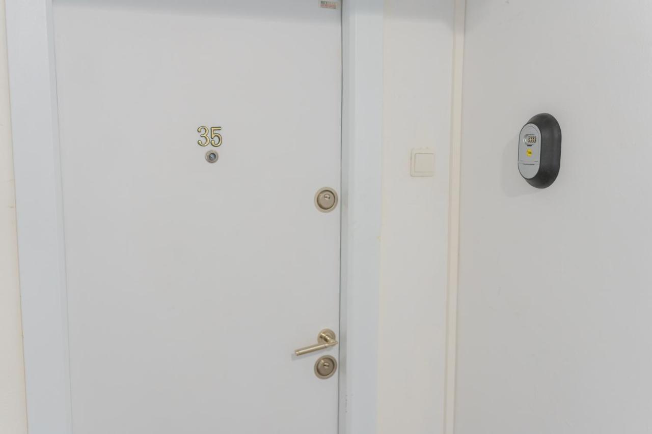 Cozy & Spacious 2Br Apartment With Netflix Bukarest Kültér fotó