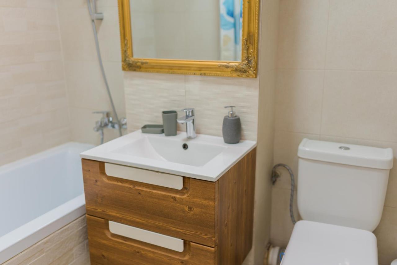 Cozy & Spacious 2Br Apartment With Netflix Bukarest Kültér fotó