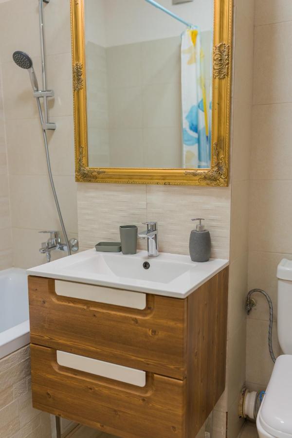 Cozy & Spacious 2Br Apartment With Netflix Bukarest Kültér fotó